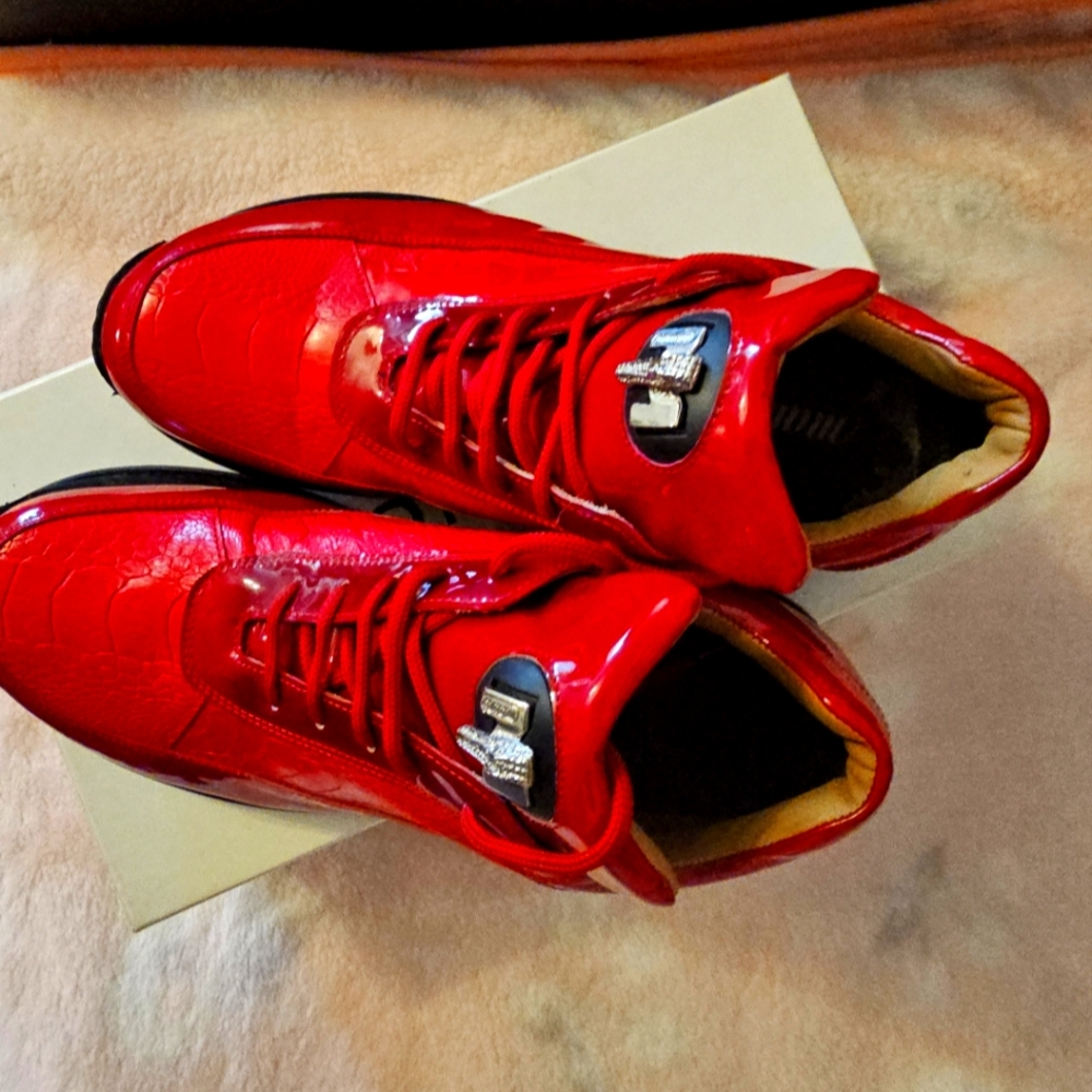 MAURI MEN'S SPORT SHOES 1 time worn  size 10  $200